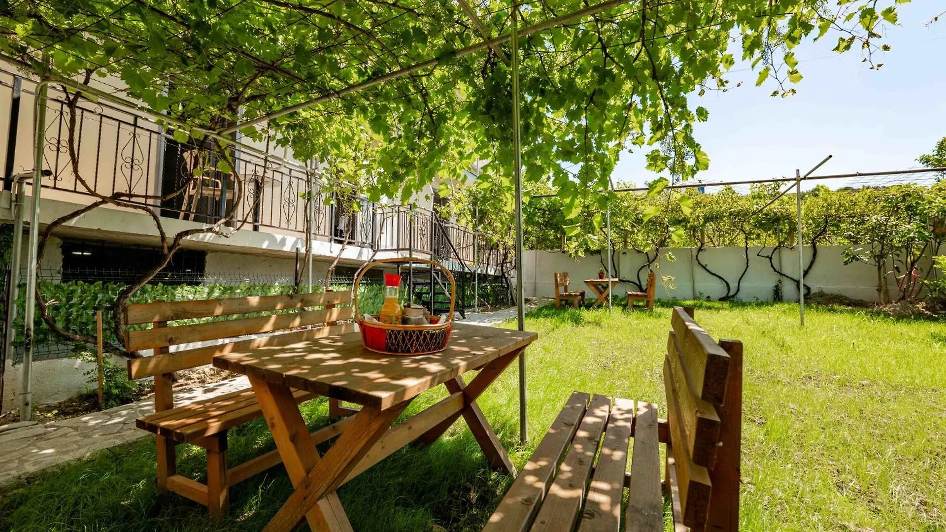Kalpazo Kaja Vila Garden Golem  Albania