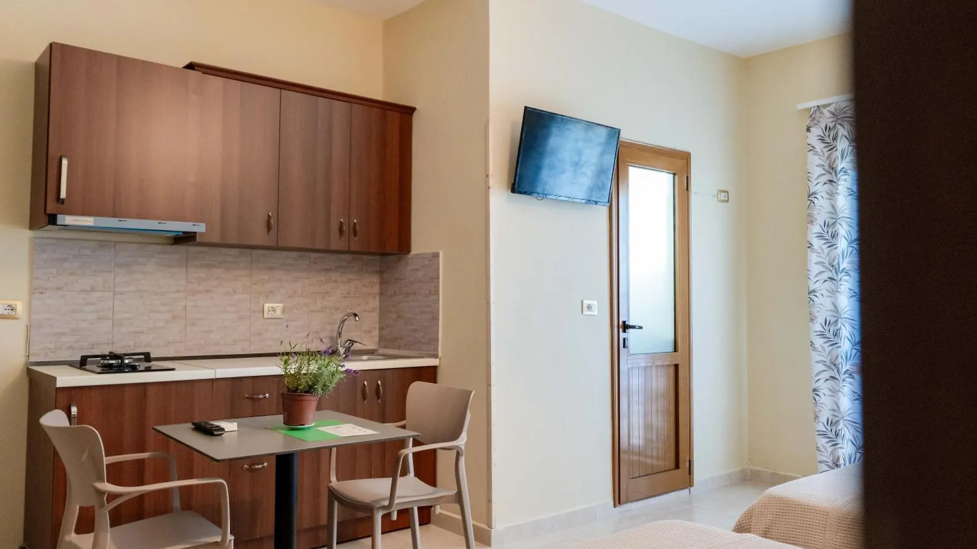 Kalpazo Kaja Vila Garden Golem  Apartamento